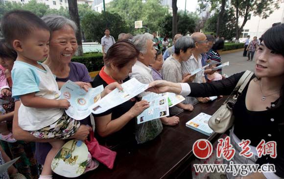 工作人員向市民發(fā)放環(huán)保知識讀本。