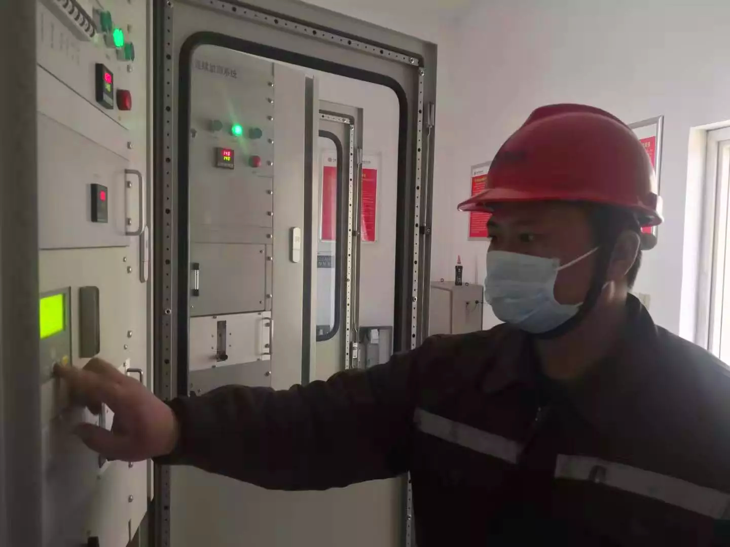 2月8日駐大唐寶雞熱電廠運(yùn)維人員在對(duì)新更換的分析儀進(jìn)行調(diào)試.png