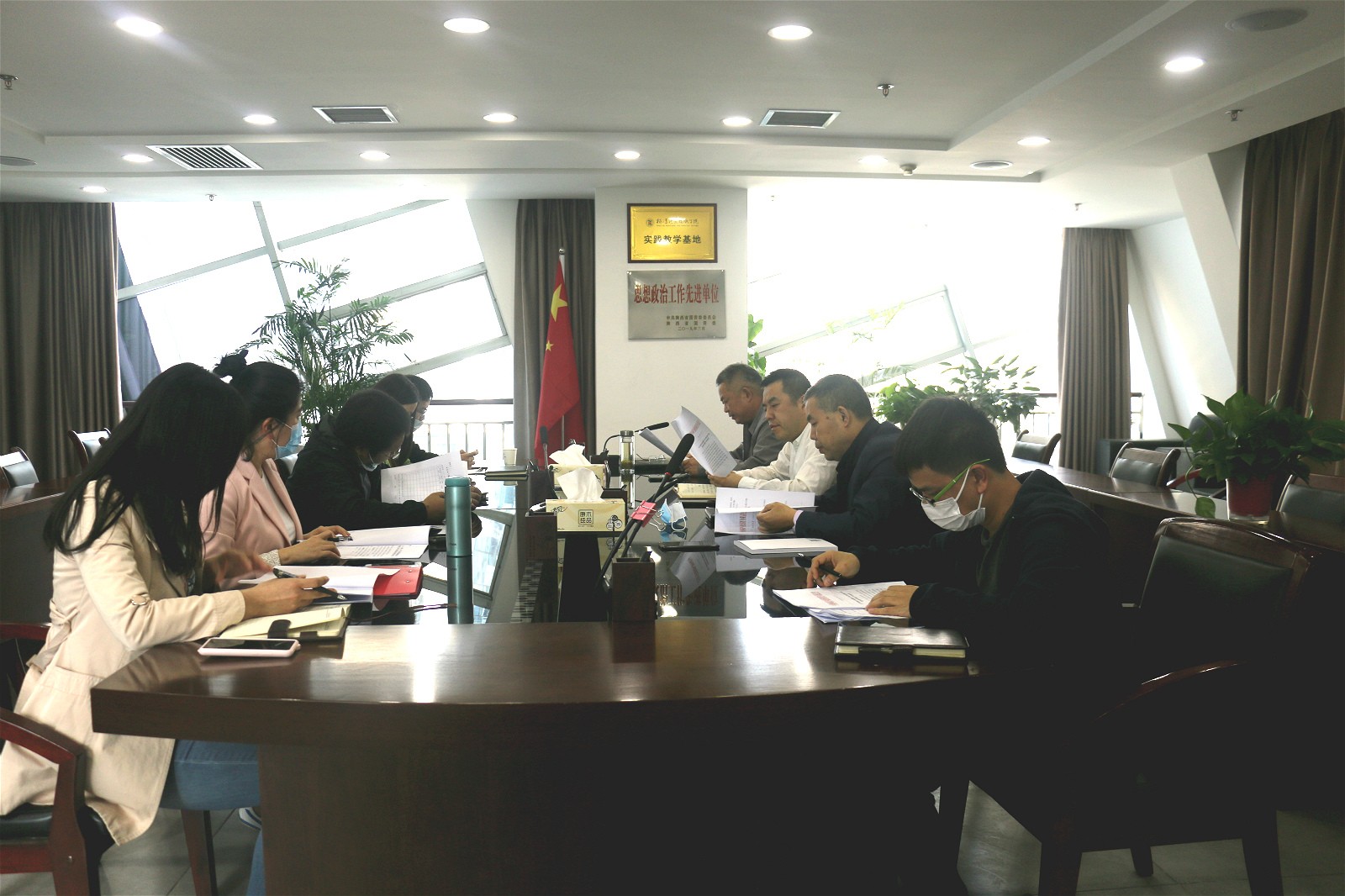關于領導干部違規(guī)插手干預項目建設和礦產(chǎn)開發(fā)突出問題整改工作專題會議.jpg