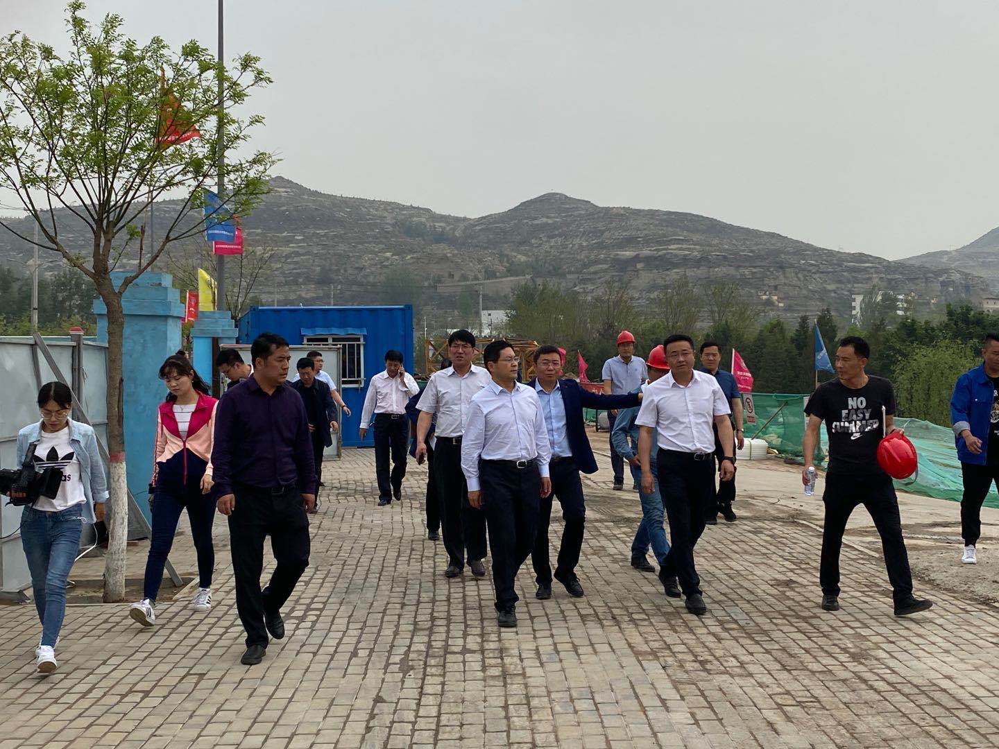 神木市委書記楊成林到水環(huán)境神木污水處理廠調(diào)研.jpg