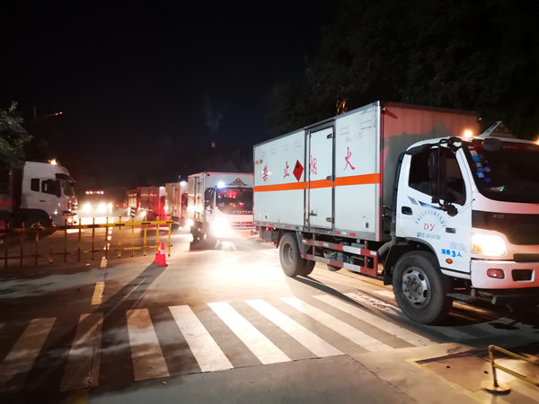 德遠公司燈火通明進行卸車作業(yè)_副本.jpg