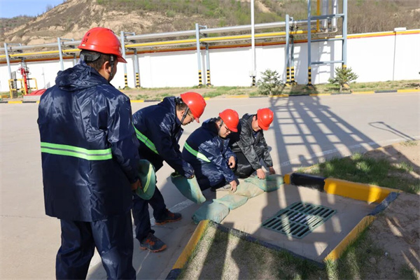 延安環(huán)保公司楊家園則運營維修部全員行動，打響了防汛備汛攻堅戰(zhàn).jpg